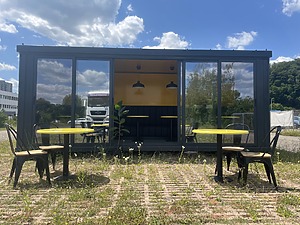 Imbisscontainer mit Sitzmöglichkeiten